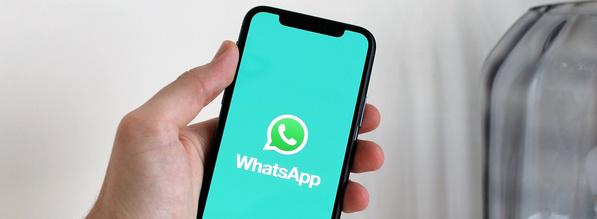 KI generiert: Ein Handy zeigt das WhatsApp-Logo und den Text "WhatsApp".